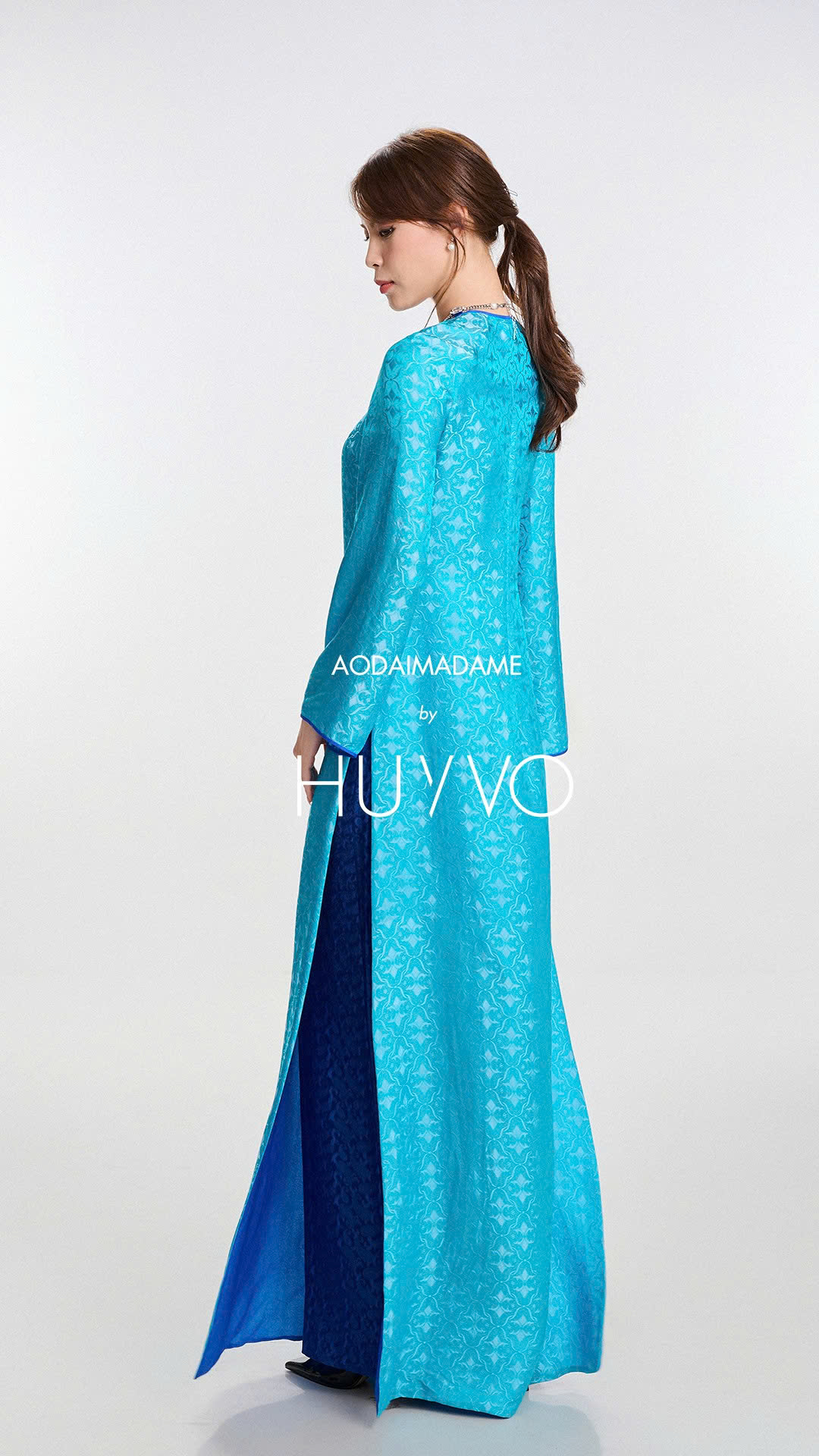 The Blue Royal – Abloom