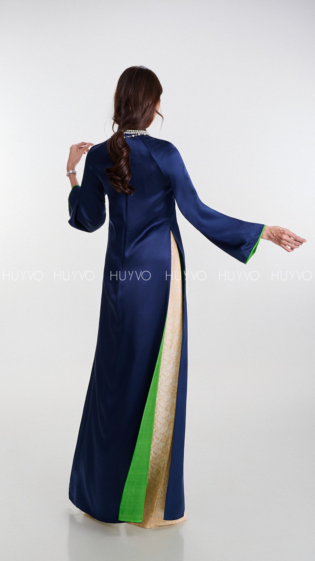 Midnight Satin – Xanh Satin Cổ Điển
